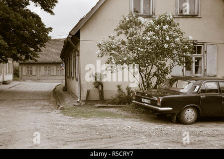 La Lettonie, l'ouest de la Lettonie, Kurzeme Région, Kuldiga, 1970 de l'ère soviétique automobile Volga Banque D'Images