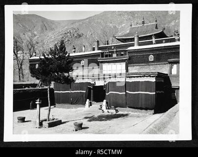 Temple d'Oracle Nechung près de Lhassa [Drepung]. Vue générale du temple building à partir de la cour. Photos du Tibet et du Sikkim. Collection de Bell. 1921. 438 125x100mm imprime à 160x115mm argentiques, l'impression-out de papiers. Photographes : Sir Charles Bell, P. Brown, Johnston et Hoffmann, David Macdonald, Willoughby Patrick Rosemeyer, Jean Claude blanc. Source : Photo 1112/1(215). Auteur : BELL, Charles Alfred. Banque D'Images