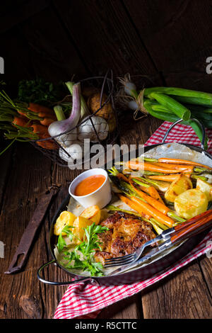 Steak grillé avec légumes et pommes frites Banque D'Images