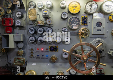 Panneau de contrôle dans la salle des machines, le USS Midway Museum, San Diego, California, United States. Banque D'Images