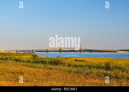 Les Deh Cho pont sur le fleuve MacKenzie, Fort Providence, Territoires du Nord-Ouest, Canada Banque D'Images