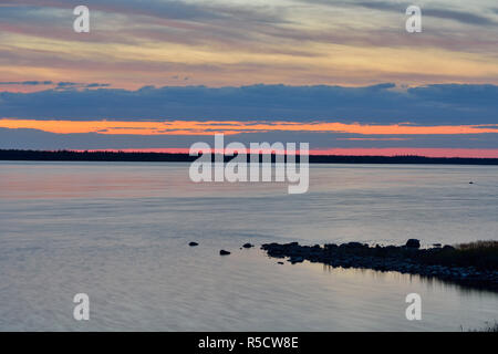 Lever du soleil sur le fleuve MacKenzie, Fort Providence, Territoires du Nord-Ouest, Canada Banque D'Images