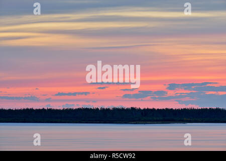 Lever du soleil sur le fleuve MacKenzie, Fort Providence, Territoires du Nord-Ouest, Canada Banque D'Images