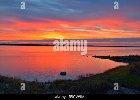 Lever du soleil sur le fleuve MacKenzie, Fort Providence, Territoires du Nord-Ouest, Canada Banque D'Images