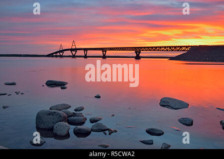 Lever du soleil sur le fleuve MacKenzie avec le pont Deh Cho, Fort Providence, Territoires du Nord-Ouest, Canada Banque D'Images