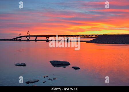 Lever du soleil sur le fleuve MacKenzie avec le pont Deh Cho, Fort Providence, Territoires du Nord-Ouest, Canada Banque D'Images