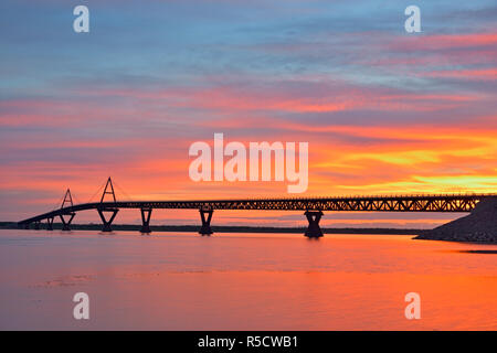 Lever du soleil sur le fleuve MacKenzie avec le pont Deh Cho, Fort Providence, Territoires du Nord-Ouest, Canada Banque D'Images