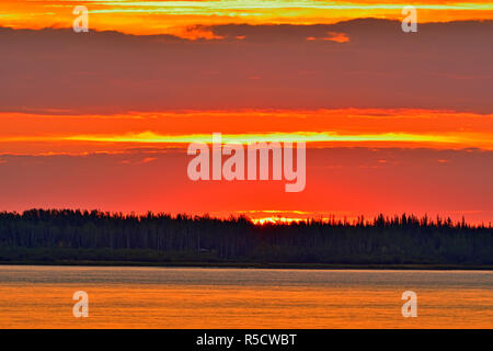 Lever du soleil sur le fleuve MacKenzie, Fort Providence, Territoires du Nord-Ouest, Canada Banque D'Images