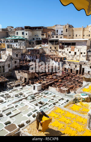 Les Tanneries, la médina (vieille ville), Fès, Maroc Banque D'Images