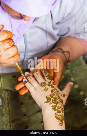 Tatouages au henné sur les mains, Essaouira, Maroc Banque D'Images