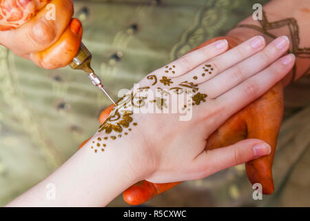 Tatouages au henné sur les mains, Essaouira, Maroc Banque D'Images