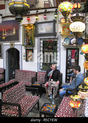 Les hommes turcs fumeurs de narguilé Assis leur bulle d'eau Tuyaux, Corlulu Ali Pasha Cafe, Istanbul, Turquie Banque D'Images