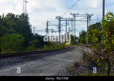 Tour d'alimentation électrique à haute tension et les câbles sur des voies de chemin de fer sur un jour nuageux Banque D'Images