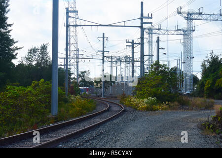 Tour d'alimentation électrique à haute tension et les câbles sur des voies de chemin de fer sur un jour nuageux Banque D'Images