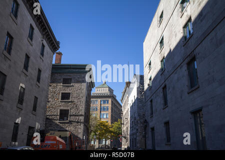 Montréal, Canada - le 4 novembre 2018 : la Banque Royale d'un gratte-ciel à proximité rue dans le quartier du Vieux Montréal, ou Vieux Montréal, dans le c Banque D'Images