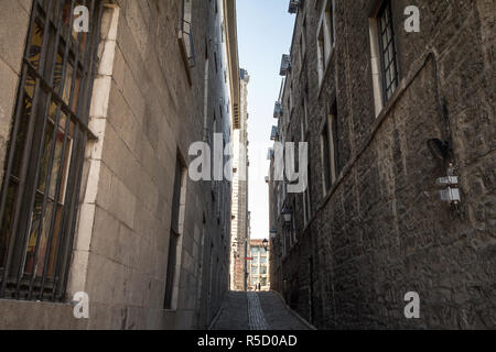 Montréal, Canada - le 4 novembre 2018 : Ruelle du Vieux Montréal, ou Vieux Montréal, bordées de vieux bâtiments de pierre. C'est le quartier historique de distr Banque D'Images