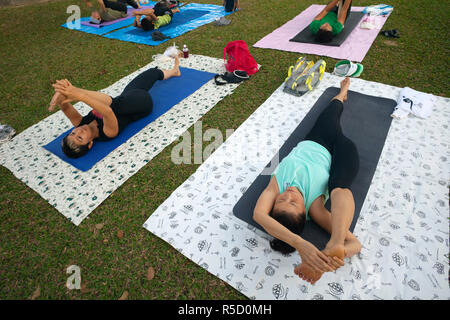Thaïlande, Bangkok, les personnes pratiquant le Yoga dans le Parc Lumphini Banque D'Images