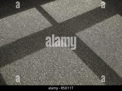 Ombre sur un tapis de sol à l'avant d'une fenêtre Banque D'Images