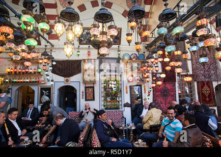La Turquie, Istanbul, Sultanahmet, café turc, les clients fumeurs Chichas Banque D'Images