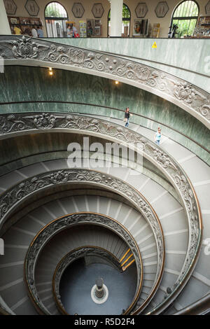 L'Italie, Rome, le Vatican, Musée du Vatican, escalier en spirale conçu par Guiseppe Momo en 1935 Banque D'Images