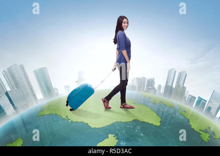 Traveler valise de transport marche femme asiatique Banque D'Images
