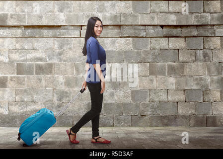 Portrait of asian woman traveler assurance walking Banque D'Images