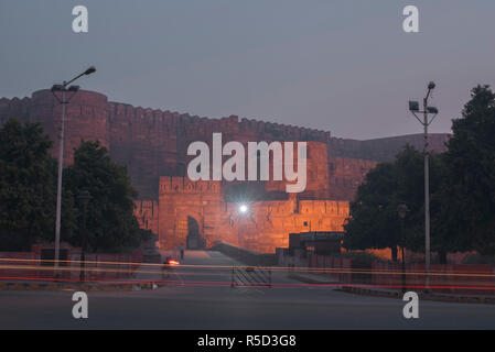 L'entrée du Fort d'Agra a également demandé que le Fort Rouge la résidence de la dynastie moghole avec une étonnante architecture moghole, faite de pierres rouges à l'aube Banque D'Images