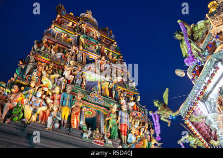 Singapour, Sri Mariamman temple des divinités indiennes, ornant porte principale Banque D'Images