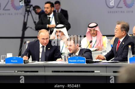 Buenos Aires, Argentine. 30Th Nov, 2018. Le président russe Vladimir Poutine, à gauche, s'entretient avec le ministre du Développement économique, Maxim Oreshkin Centre, avant le début de la réunion au sommet du G20 sur la Costa Salguero Center le 30 novembre 2018 à Buenos Aires, Argentine. Credit : Planetpix/Alamy Live News Banque D'Images