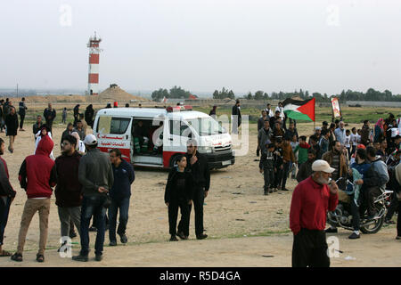 Gaza, Territoires palestiniens - 30 novembre, 2018. Des manifestants palestiniens lors d'une "grande marche du retour sur la manifestation des Israel-Gaza frontière, à l'est de la ville de Rafah, dans le sud de la bande de Gaza, le 30 novembre 2018. Credit : Abdel Rahim Khatib / éveil / Alamy Live News Banque D'Images