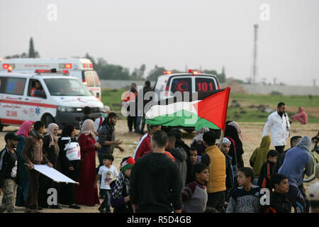 Gaza, Territoires palestiniens - 30 novembre, 2018. Des manifestants palestiniens lors d'une "grande marche du retour sur la manifestation des Israel-Gaza frontière, à l'est de la ville de Rafah, dans le sud de la bande de Gaza, le 30 novembre 2018. Credit : Abdel Rahim Khatib / éveil / Alamy Live News Banque D'Images