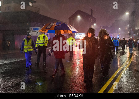 Glasgow, Ecosse, Royaume-Uni. 30Th Nov, 2018. Le quartier West End de Glasgow Festival troisième retraite aux flambeaux St Andrew's Day Parade a commencé dans la sec à la Glasgow Botanic Gardens. Plus tard, une douche très lourd peut avoir éteint quelques torches mais n'a pas entamer la bonne humeur que la parade a fait son chemin à travers le quartier West End de Glasgow à Kelvingrove Art Gallery and Museum Crédit : Kay Roxby/Alamy Live News Banque D'Images