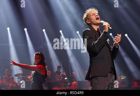 Hambourg, Allemagne. 30Th Nov, 2018. Tim Bendzko, chanteur, est sur scène lors de la tournée annuelle de 'Night of the Proms' dans l'arène. Barclaycard Cette année, le Klassik-trifft-format Pop fête ses 25 ans. Credit : Georg Wendt/dpa/Alamy Live News Banque D'Images