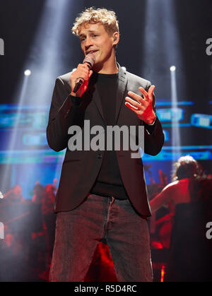 Hambourg, Allemagne. 30Th Nov, 2018. Tim Bendzko, chanteur, est sur scène lors de la tournée annuelle de 'Night of the Proms' dans l'arène. Barclaycard Cette année, le Klassik-trifft-format Pop fête ses 25 ans. Credit : Georg Wendt/dpa/Alamy Live News Banque D'Images