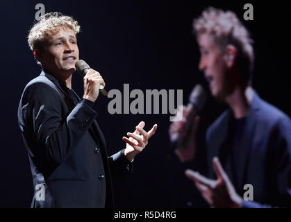 Hambourg, Allemagne. 30Th Nov, 2018. Tim Bendzko, chanteur, est sur scène lors de la tournée annuelle de 'Night of the Proms' dans l'arène. Barclaycard Cette année, le Klassik-trifft-format Pop fête ses 25 ans. Credit : Georg Wendt/dpa/Alamy Live News Banque D'Images