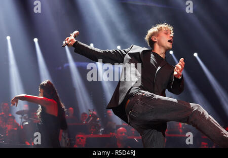 Hambourg, Allemagne. 30Th Nov, 2018. Tim Bendzko, chanteur, est sur scène lors de la tournée annuelle de 'Night of the Proms' dans l'arène. Barclaycard Cette année, le Klassik-trifft-format Pop fête ses 25 ans. Credit : Georg Wendt/dpa/Alamy Live News Banque D'Images