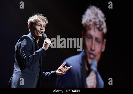 Hambourg, Allemagne. 30Th Nov, 2018. Tim Bendzko, chanteur, est sur scène lors de la tournée annuelle de 'Night of the Proms' dans l'arène. Barclaycard Cette année, le Klassik-trifft-format Pop fête ses 25 ans. Credit : Georg Wendt/dpa/Alamy Live News Banque D'Images