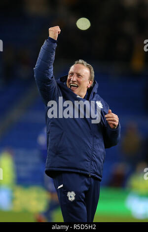 Neil Warnock, le manager de Cardiff City célèbre après que son équipe gagne le match 2-1. Premier League match, Cardiff City v Wolverhampton Wanderers au Cardiff City Stadium le vendredi 30 novembre 2018. Cette image ne peut être utilisé qu'à des fins rédactionnelles. Usage éditorial uniquement, licence requise pour un usage commercial. Aucune utilisation de pari, de jeux ou d'un seul club/ligue/dvd publications. Photos par Andrew Andrew/Verger Verger la photographie de sport/Alamy live news Banque D'Images