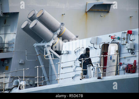 Gdynia, Pologne. 30 novembre, 2018. Sea Ceptor MBDA avec CAAMM Anti-Air Missile commun (modulaire) à court ou moyen gamme anti-aircraft et de missiles anti-missiles, RGM-84 Harpoon missile anti-navires système de lancement de la Type 23 frégate ou d'un duc-classe frégate HMS Westminster F237 est vu dans le port de Gdynia, Pologne. Le 30 novembre 2018. Le navire a été utilisé pour l'intérieur en 1997 dans le film de James Bond Demain ne meurt jamais © Wojciech Strozyk / Alamy Live News Banque D'Images