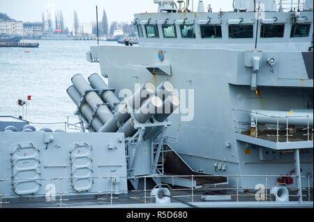 Gdynia, Pologne. 30 novembre, 2018. Sea Ceptor MBDA avec CAAMM Anti-Air Missile commun (modulaire) à court ou moyen gamme anti-aircraft et de missiles anti-missiles, RGM-84 Harpoon missile anti-navires système de lancement de la Type 23 frégate ou d'un duc-classe frégate HMS Westminster F237 est vu dans le port de Gdynia, Pologne. Le 30 novembre 2018. Le navire a été utilisé pour l'intérieur en 1997 dans le film de James Bond Demain ne meurt jamais © Wojciech Strozyk / Alamy Live News Banque D'Images