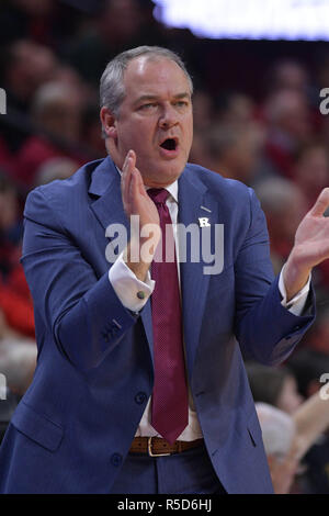 Piscataway, New Jersey, USA. 30Th Nov, 2018. La Rutgers Scarlet Knights entraîneur STEVE PIKIELL regarde son équipe dans un match contre les Spartans de l'État du Michigan à la Rutgers Athletic Center. Crédit : Joel Plummer/ZUMA/Alamy Fil Live News Banque D'Images