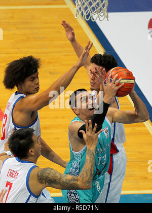 Pasay City, Philippines. 30Th Nov, 2018. Rustam Yergali du Kazakhstan (2e R) est en compétition lors de la Coupe du Monde de Basketball FIBA 2019 qualificatifs asiatique match entre les Philippines et le Kazakhstan à Pasay City, Philippines, le 30 novembre 2018. Le Kazakhstan a gagné 92-88. Credit : Rouelle Umali/Xinhua/Alamy Live News Banque D'Images