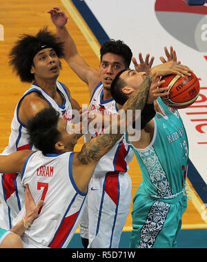 Pasay City, Philippines. 30Th Nov, 2018. Rustam Yergali du Kazakhstan (1e R) est en compétition lors de la Coupe du Monde de Basketball FIBA 2019 qualificatifs asiatique match entre les Philippines et le Kazakhstan à Pasay City, Philippines, le 30 novembre 2018. Le Kazakhstan a gagné 92-88. Credit : Rouelle Umali/Xinhua/Alamy Live News Banque D'Images