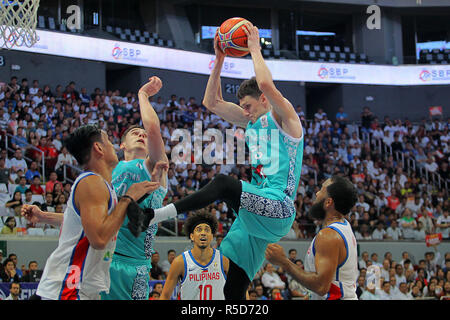 Pasay City, Philippines. 30Th Nov, 2018. Maxim Marchuk du Kazakhstan (2e R) est en compétition lors de la Coupe du Monde de Basketball FIBA 2019 qualificatifs asiatique match entre les Philippines et le Kazakhstan à Pasay City, Philippines, le 30 novembre 2018. Le Kazakhstan a gagné 92-88. Credit : Rouelle Umali/Xinhua/Alamy Live News Banque D'Images