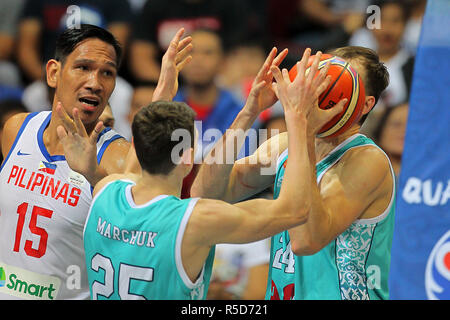 Pasay City, Philippines. 30Th Nov, 2018. Dmitriy Gavrilov (R) et Maxim Marchuk (C) du Kazakhstan le dispute à Mar Juin Fajardo des Philippines au cours de la Coupe du Monde de Basketball FIBA 2019 qualificatifs asiatique match entre les Philippines et le Kazakhstan à Pasay City, Philippines, le 30 novembre 2018. Le Kazakhstan a gagné 92-88. Credit : Rouelle Umali/Xinhua/Alamy Live News Banque D'Images
