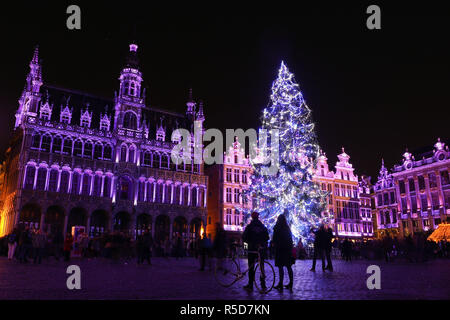 Bruxelles, Belgique. 30Th Nov, 2018. Photo prise le 30 novembre 2018 montre un 22 mètres de haut au cours de l'arbre de Noël un spectacle léger à la Grand Place dans le centre de Bruxelles, Belgique, le 30 novembre 2018. Pour inaugurer l'hiver 2018 se demande à Bruxelles, ampoules colorées sur l'arbre de Noël ont été allumés dans la nuit du vendredi. Credit : Zheng Huansong/Xinhua/Alamy Live News Banque D'Images