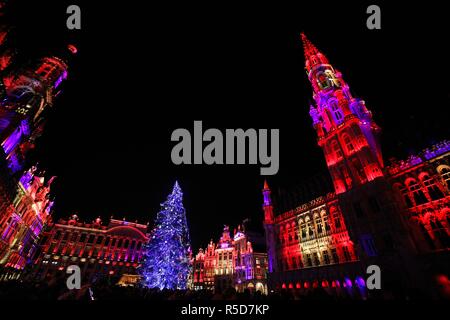 Bruxelles, Belgique. 30Th Nov, 2018. Photo prise le 30 novembre 2018 montre un 22 mètres de haut au cours de l'arbre de Noël un spectacle léger à la Grand Place dans le centre de Bruxelles, Belgique, le 30 novembre 2018. Pour inaugurer l'hiver 2018 se demande à Bruxelles, ampoules colorées sur l'arbre de Noël ont été allumés dans la nuit du vendredi. Credit : Zheng Huansong/Xinhua/Alamy Live News Banque D'Images