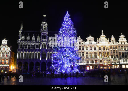 Bruxelles, Belgique. 30Th Nov, 2018. Photo prise le 30 novembre 2018 montre un 22 mètres de haut au cours de l'arbre de Noël un spectacle léger à la Grand Place dans le centre de Bruxelles, Belgique, le 30 novembre 2018. Pour inaugurer l'hiver 2018 se demande à Bruxelles, ampoules colorées sur l'arbre de Noël ont été allumés dans la nuit du vendredi. Credit : Zheng Huansong/Xinhua/Alamy Live News Banque D'Images