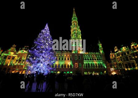 Bruxelles, Belgique. 30Th Nov, 2018. Photo prise le 30 novembre 2018 montre un 22 mètres de haut au cours de l'arbre de Noël un spectacle léger à la Grand Place dans le centre de Bruxelles, Belgique, le 30 novembre 2018. Pour inaugurer l'hiver 2018 se demande à Bruxelles, ampoules colorées sur l'arbre de Noël ont été allumés dans la nuit du vendredi. Credit : Zheng Huansong/Xinhua/Alamy Live News Banque D'Images