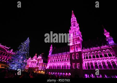 Bruxelles, Belgique. 30Th Nov, 2018. Photo prise le 30 novembre 2018 montre un 22 mètres de haut au cours de l'arbre de Noël un spectacle léger à la Grand Place dans le centre de Bruxelles, Belgique, le 30 novembre 2018. Pour inaugurer l'hiver 2018 se demande à Bruxelles, ampoules colorées sur l'arbre de Noël ont été allumés dans la nuit du vendredi. Credit : Zheng Huansong/Xinhua/Alamy Live News Banque D'Images